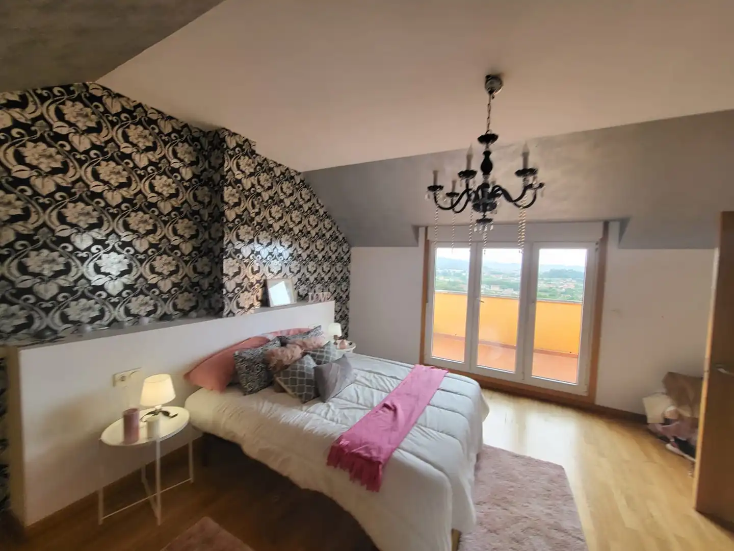Dormitori de Casa adosada de lloguer en Cangas  amb Calefacció, Jardí privat i Parquet