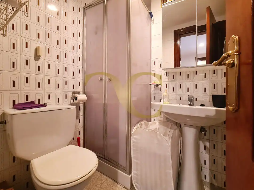 Bathroom of Flat for sale in Oviedo   with Heating