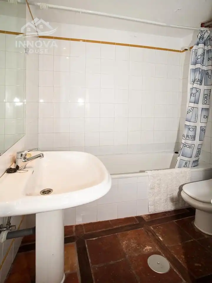Baño de Piso para compartir en Segovia con Calefacción, Jardín privado y Amueblado