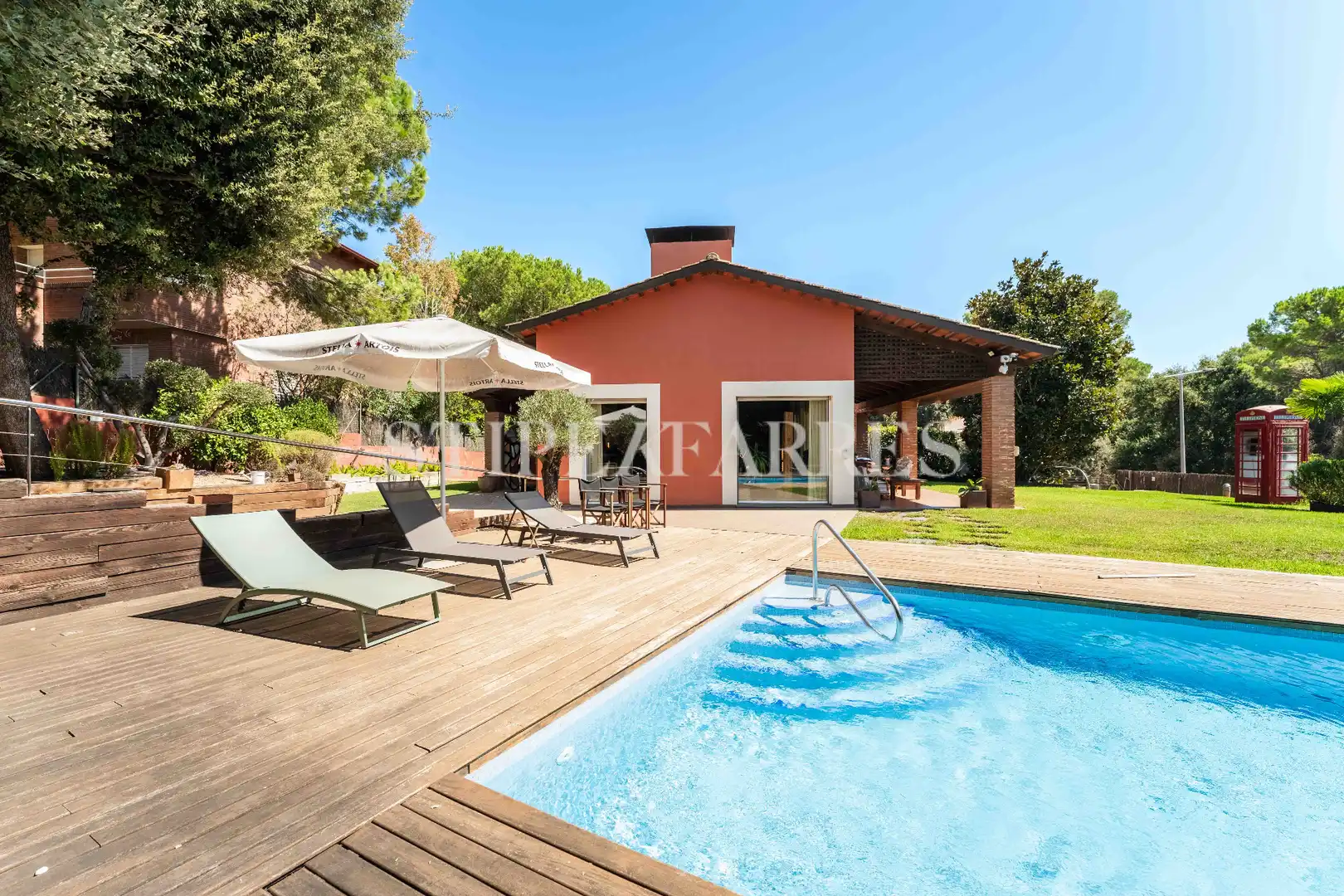 Vista exterior de Casa o xalet en venda en Barcelona amb Aire condicionat, Calefacció i Jardí privat
