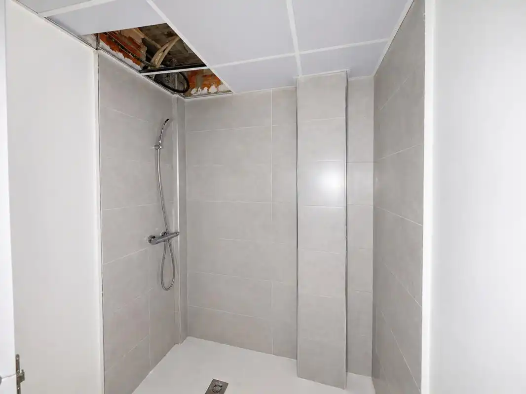 Badezimmer von Dachboden zum Verkauf in Alberic mit Klimaanlage, Heizung und Terrasse