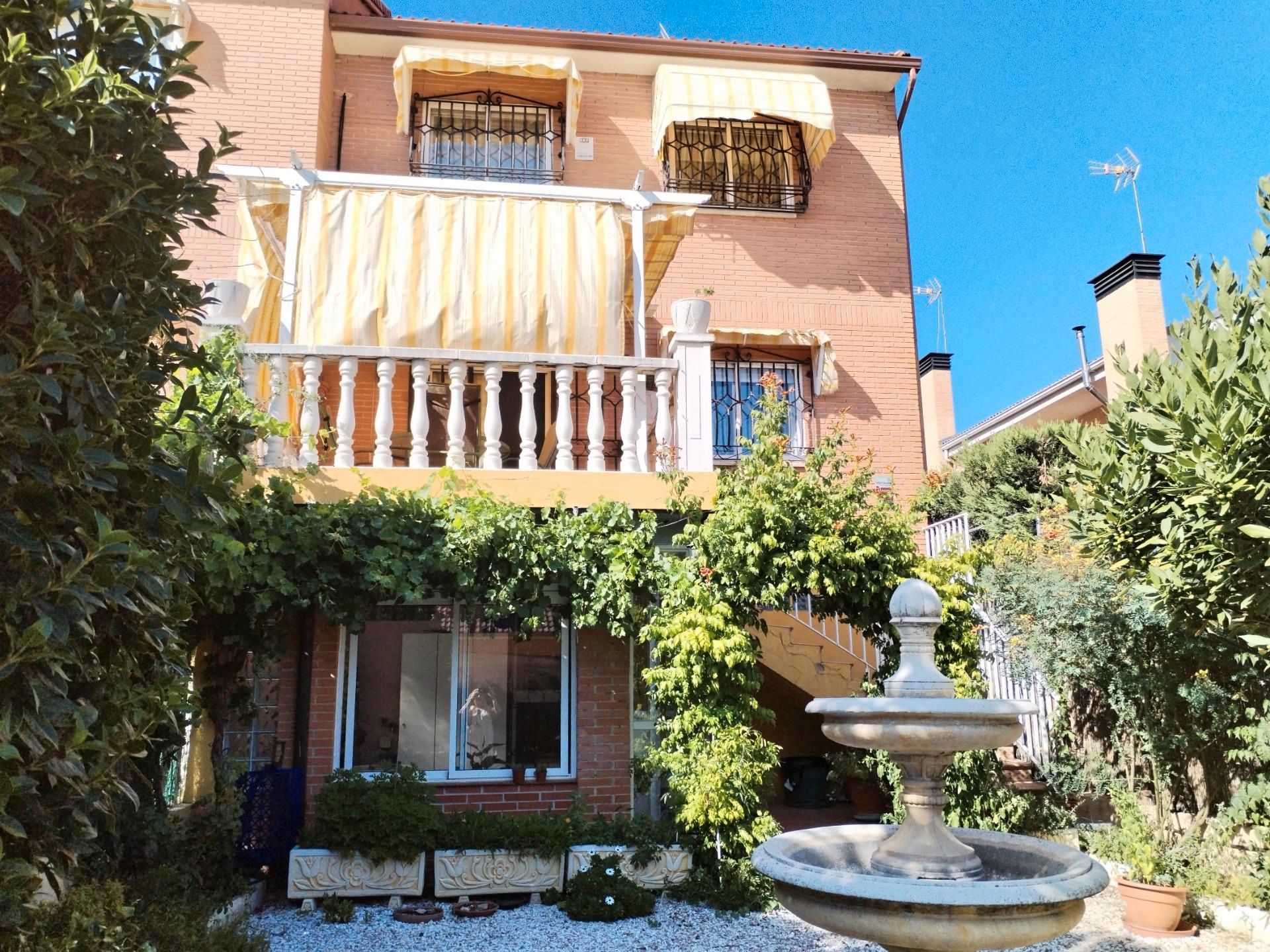 Exterior view of Single-family semi-detached for sale in Arganda del Rey  with Air Conditioner, Heating and Private garden