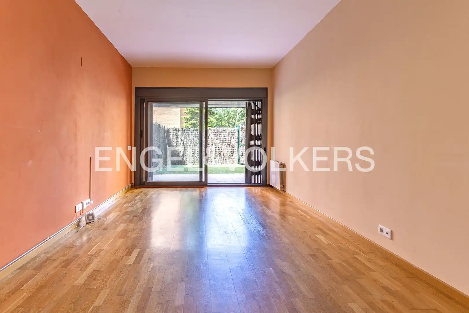 Sala d'estar de Apartament en venda en Santa Perpètua de Mogoda amb Calefacció, Jardí privat i Parquet