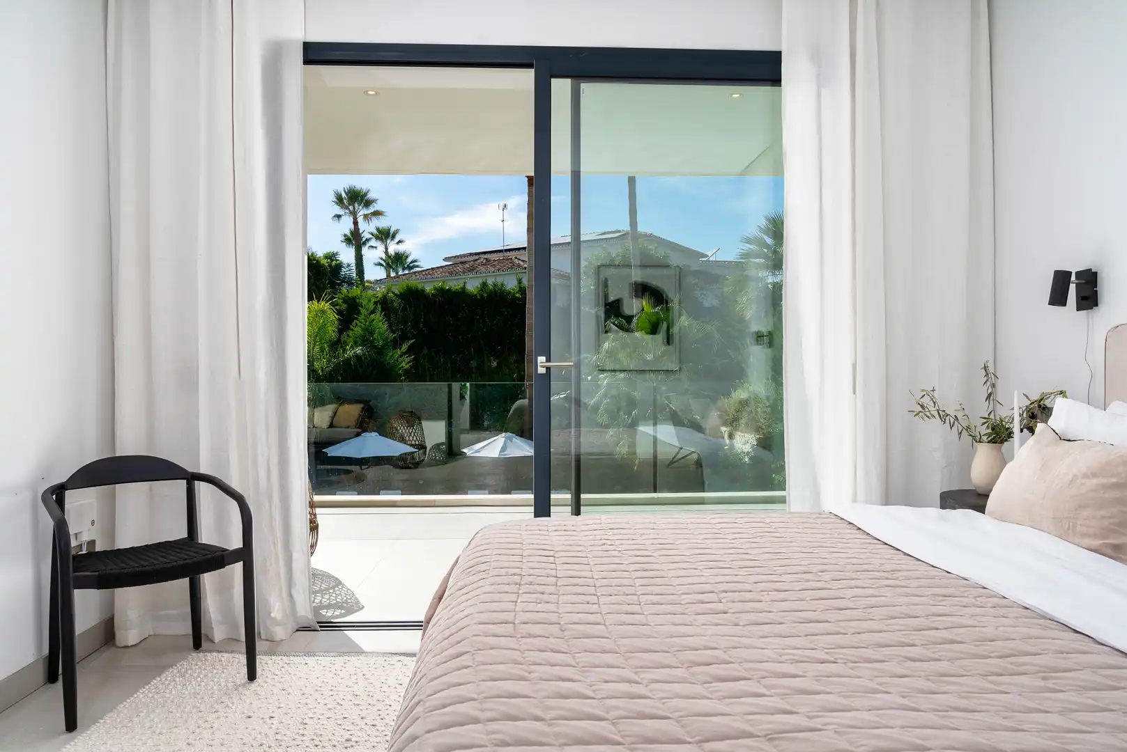 Dormitori de Casa o xalet en venda en Marbella amb Aire condicionat, Jardí privat i Terrassa