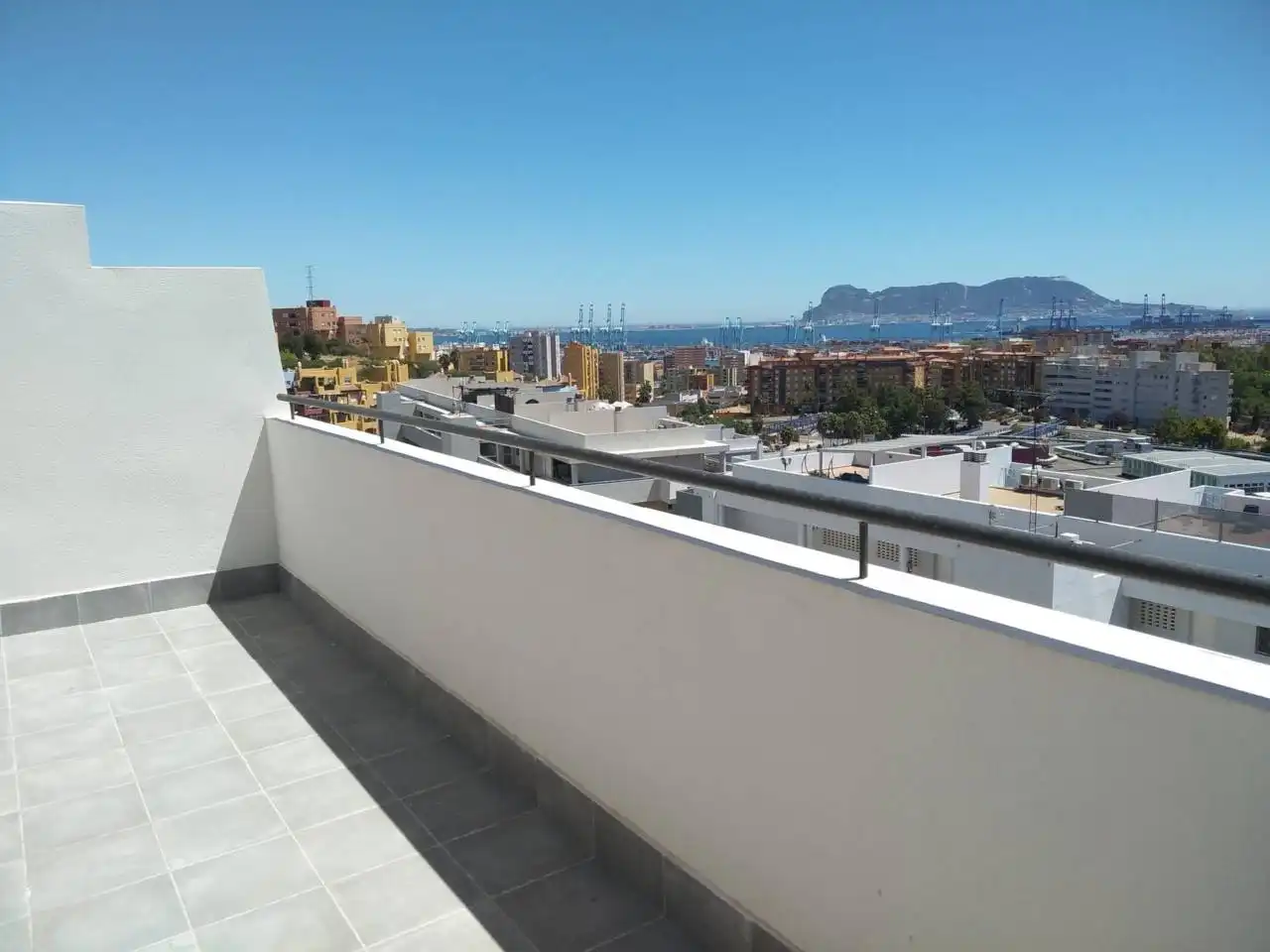 Terraza de Ático de alquiler en Algeciras con Terraza y Piscina comunitaria