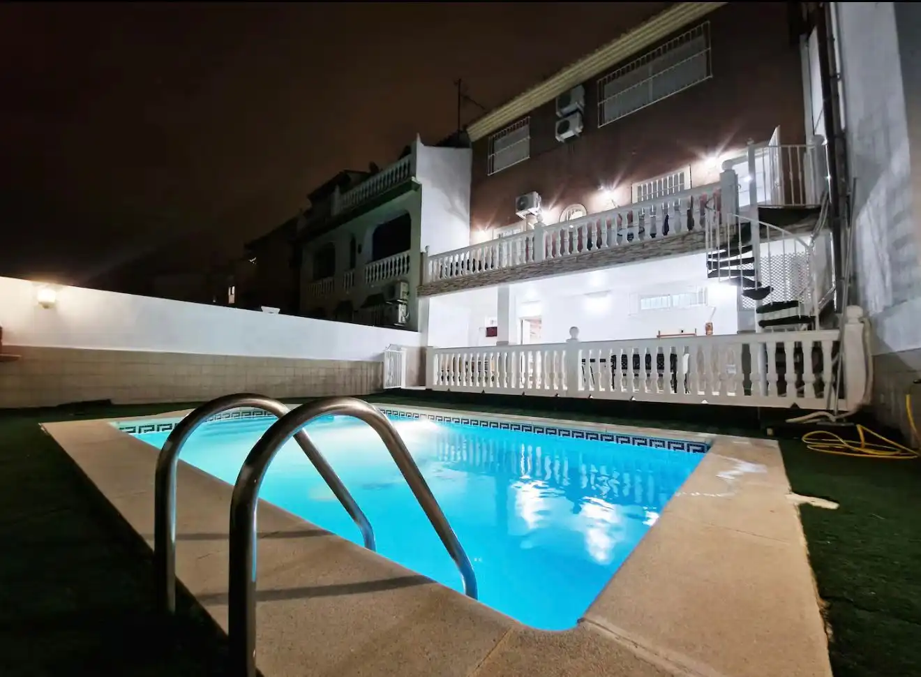 Piscina de Casa adosada de lloguer en Málaga amb Aire condicionat, Calefacció i Jardí privat