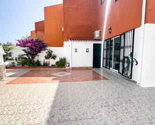 Vista exterior de Casa adosada en venda en Benalmádena amb Aire condicionat, Jardí privat i Terrassa