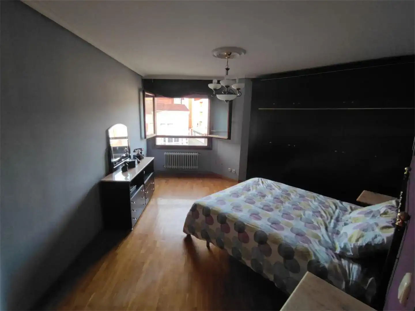 Dormitori de Casa adosada en venda en Saldaña amb Parquet, Moblat i Balcó