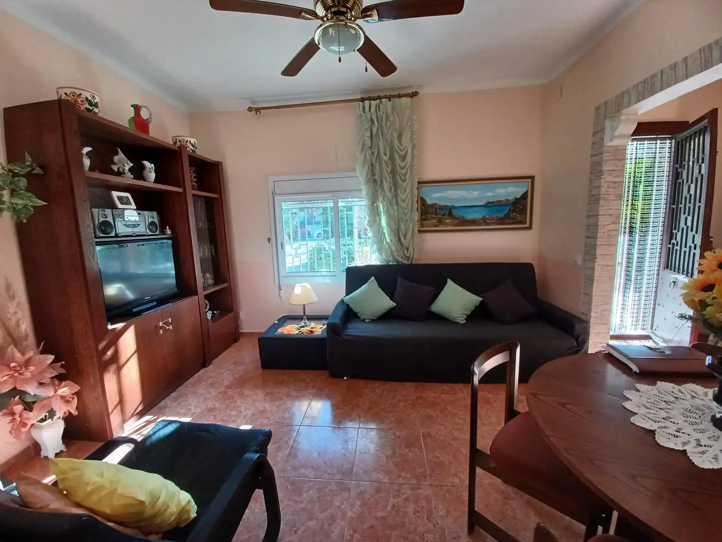 Sala d'estar de Casa o xalet en venda en Cubelles amb Jardí privat