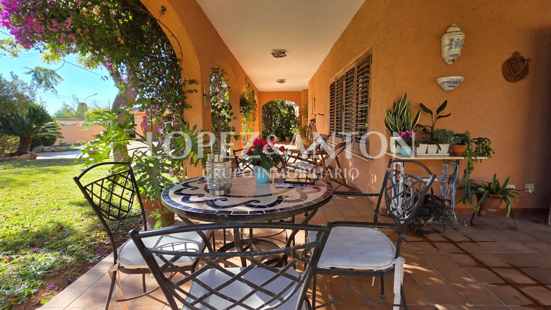 Terrassa de Casa o xalet en venda en La Pobla de Vallbona amb Aire condicionat, Calefacció i Jardí privat