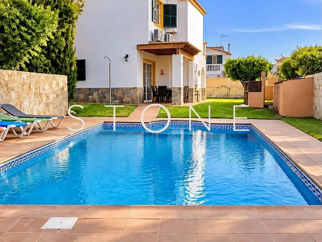 Xalet amb piscina en venda a Cala Blanca