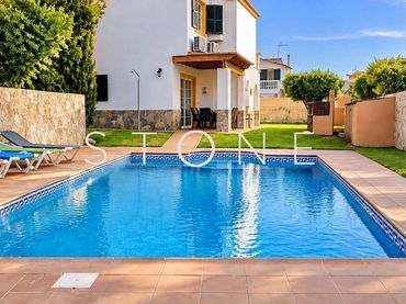 Villa mit Pool zum Verkauf in Cala Blanca