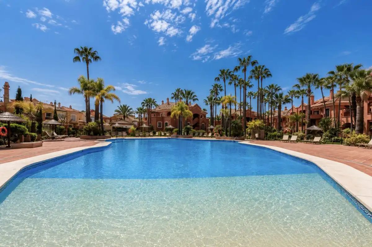 Piscina de Dúplex en venda en Marbella amb Aire condicionat, Terrassa i Traster