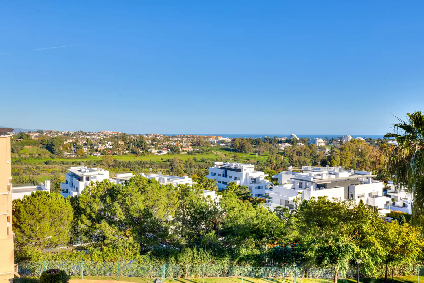 Außenansicht von Dachboden zum Verkauf in Estepona mit Klimaanlage, Heizung und Terrasse
