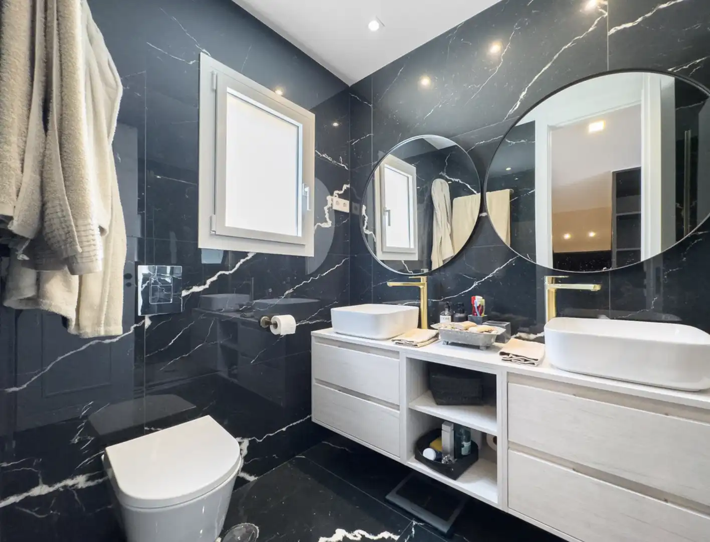 Badezimmer von Maisonette zum Verkauf in Marbella mit Klimaanlage, Heizung und Parkett