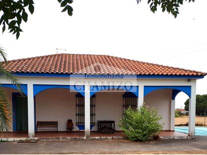 Exterior view of House or chalet for sale in Villanueva de la Serena  with Private garden, Storage room and Swimming Pool