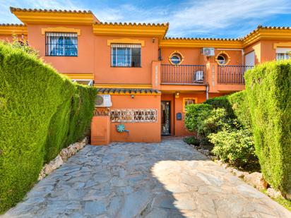 Vista exterior de Casa o xalet en venda en Estepona amb Calefacció, Jardí privat i Parquet