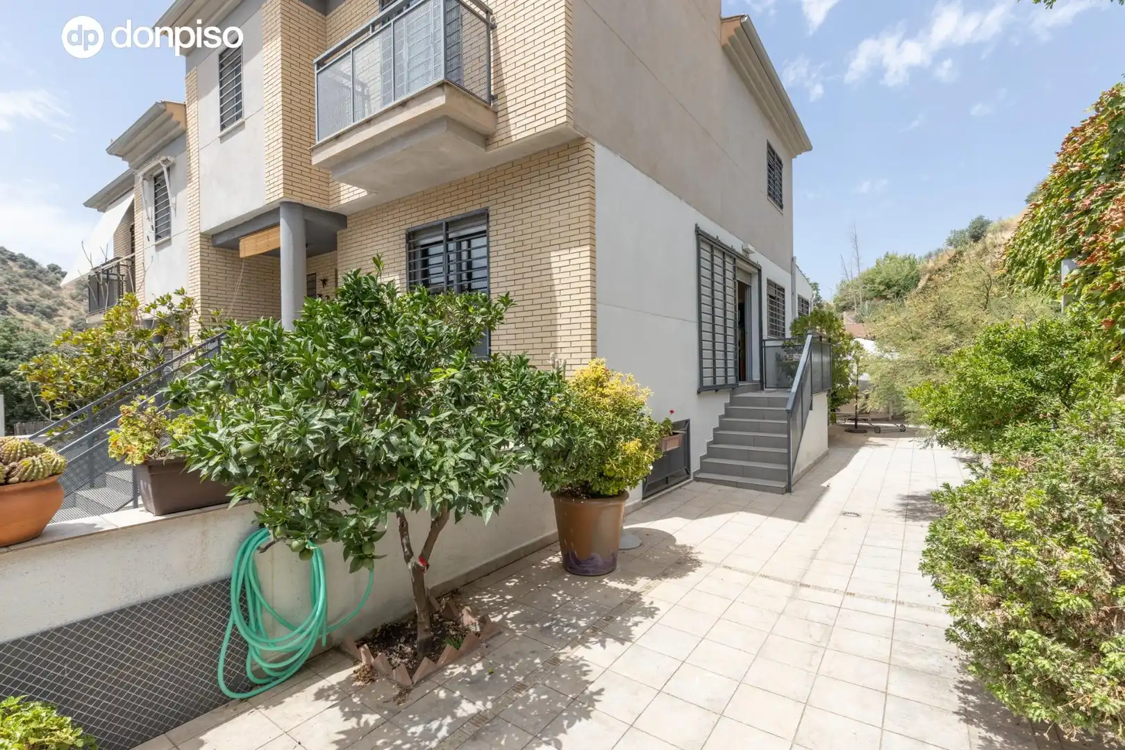 Vista exterior de Casa adosada en venta en Granada con Aire acondicionado, Calefacción y Balcón