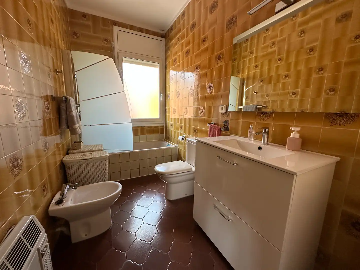 Badezimmer von Einfamilien-Reihenhaus zum Verkauf in Pallejà mit Klimaanlage, Heizung und Privatgarten