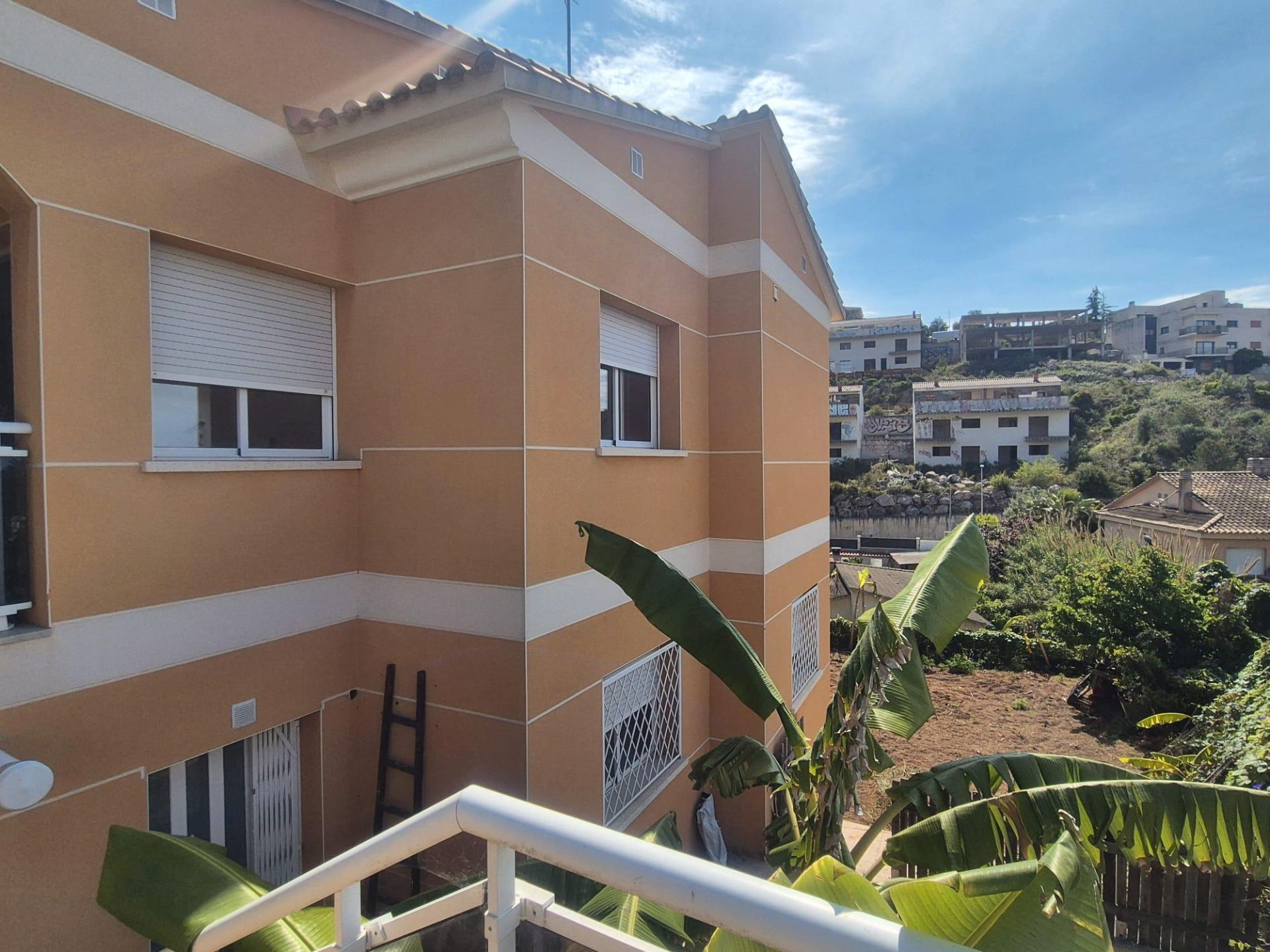 Vista exterior de Casa adosada en venda en Calafell amb Calefacció, Jardí privat i Terrassa
