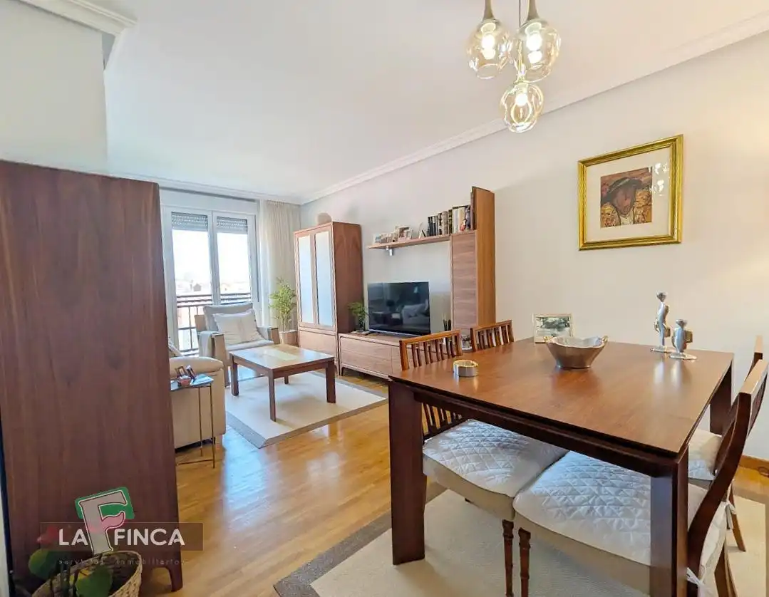 Sala d'estar de Pis en venda en Oviedo  amb Calefacció, Parquet i Traster