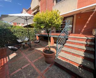 Terrassa de Casa adosada en venda en  Logroño amb Calefacció, Jardí privat i Parquet