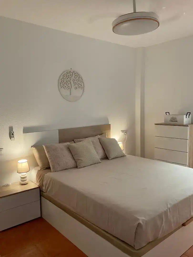 Dormitori de Apartament de lloguer en Vera amb Aire condicionat, Jardí privat i Piscina