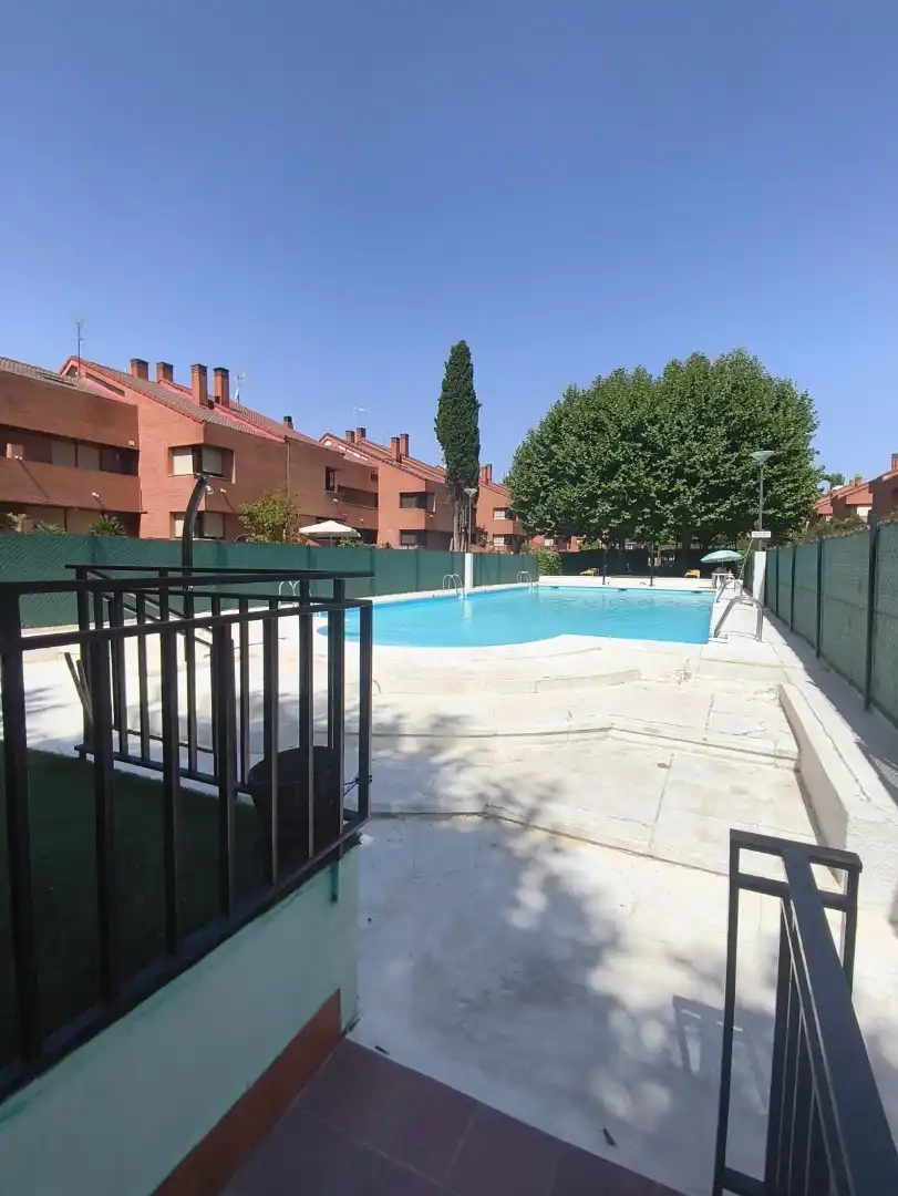 Schwimmbecken von Einfamilien-Reihenhaus zum Verkauf in Getafe mit Klimaanlage, Heizung und Privatgarten