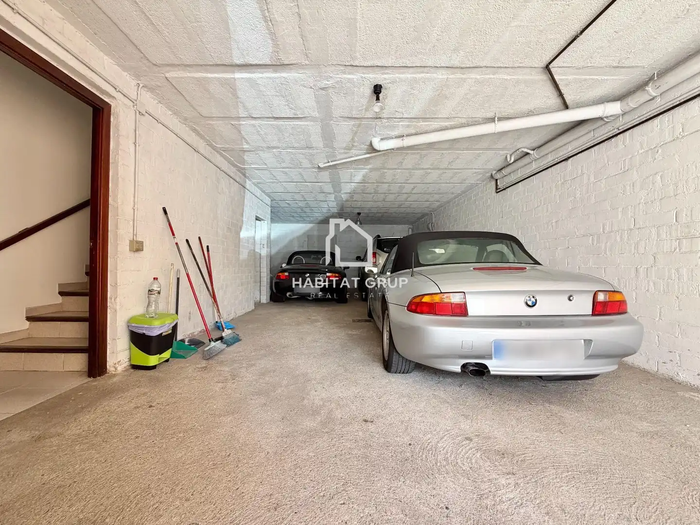 Parking de Casa adosada en venta en Girona con Calefacción, Jardín privado y Terraza