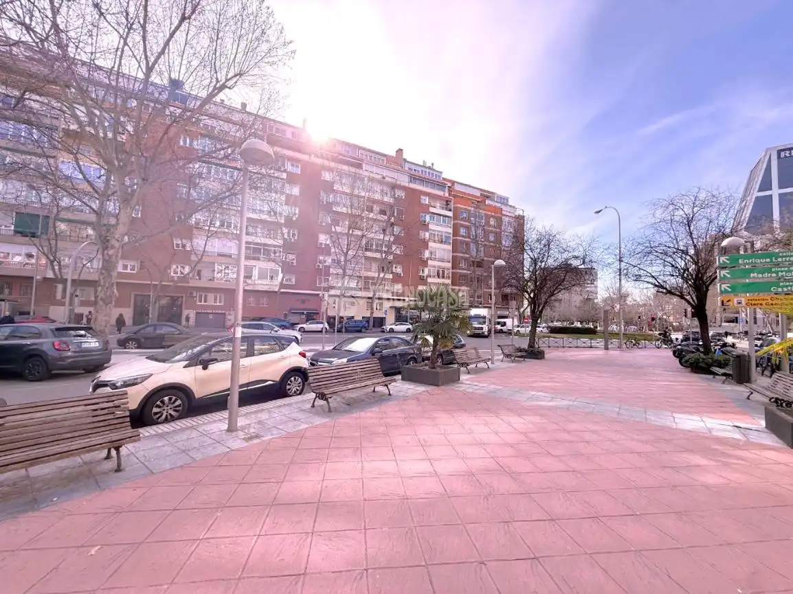 Vista exterior de Local en venda en Madrid