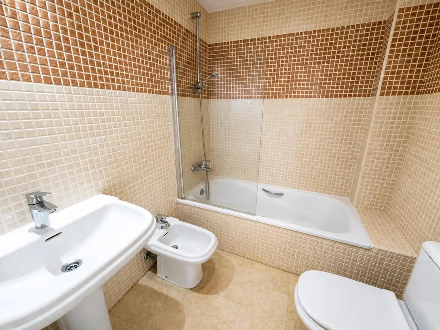 Bathroom of Apartments for sale in Marbella  with Air Conditioner, Terrace and Swimming Pool