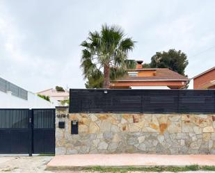 Exterior view of House or chalet for sale in El Vendrell  with Air Conditioner, Heating and Private garden