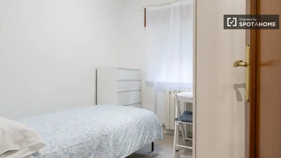Dormitori de Apartament per a compartir en Madrid amb Aire condicionat, Terrassa i Moblat