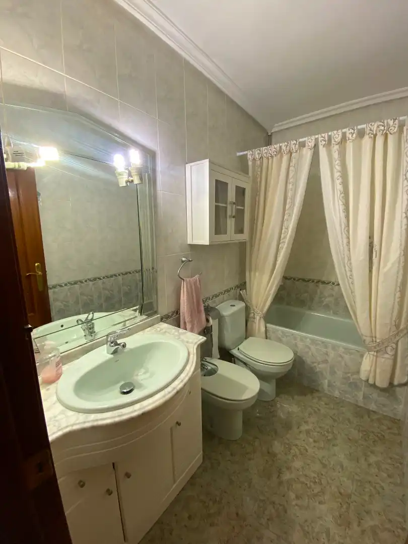 Baño de Piso de alquiler en Plasencia con Amueblado y Balcón