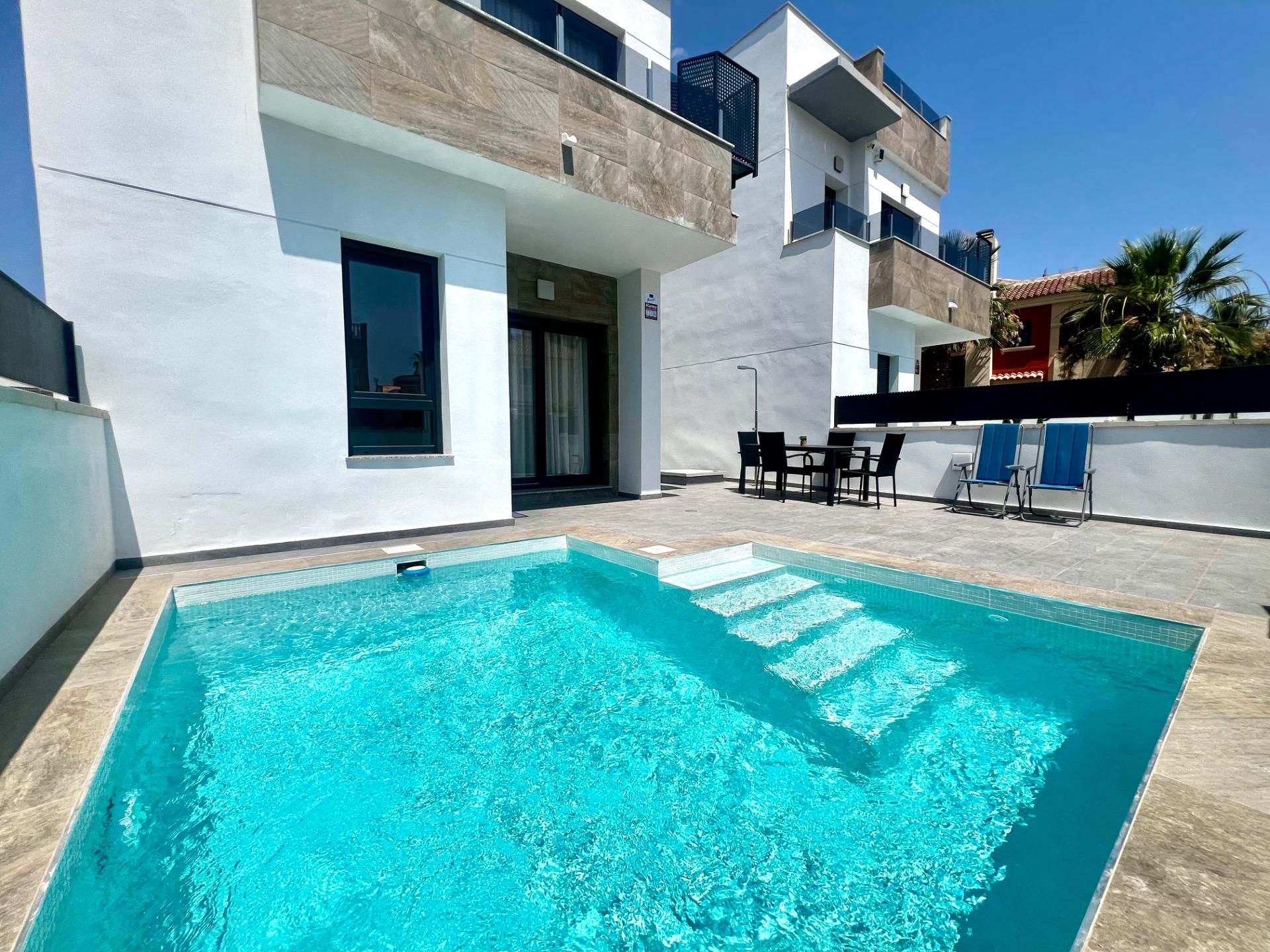 Swimming pool of House or chalet for sale in Torrevieja  with Air Conditioner, Swimming Pool and Balcony