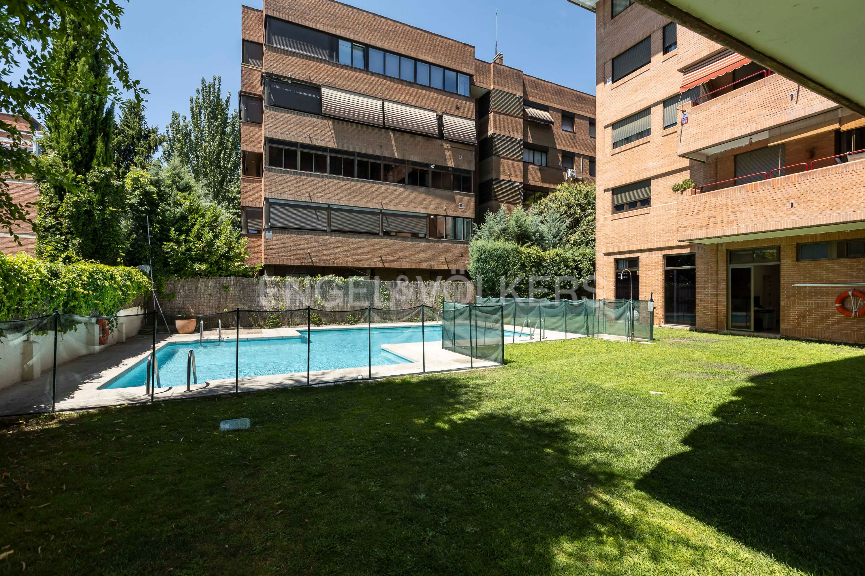 Swimming pool of Apartment for sale in  Madrid Capital  with Air Conditioner, Heating and Terrace