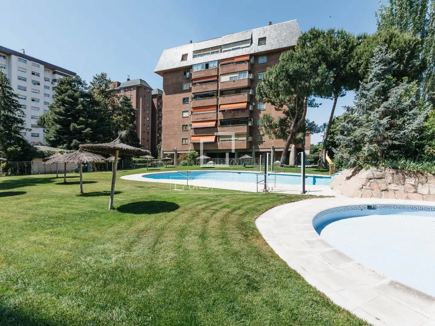 Swimming pool of Flat for rent in Madrid  with Air Conditioner, Heating and Private garden