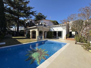 Casa con piscina en venta en la Garrotxa