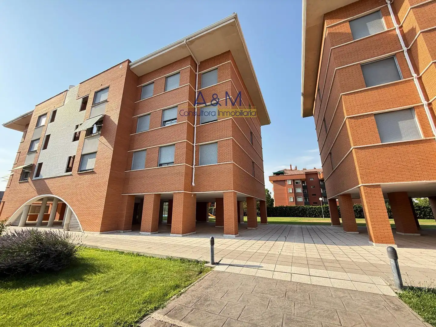Vista exterior de Ático en venta en Valladolid con Calefacción, Parquet y Terraza