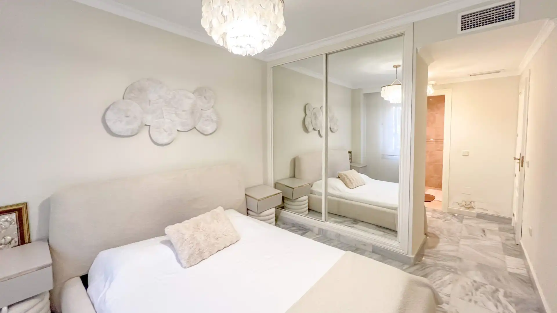 Dormitori de Apartament en venda en Marbella amb Terrassa i Piscina comunitària