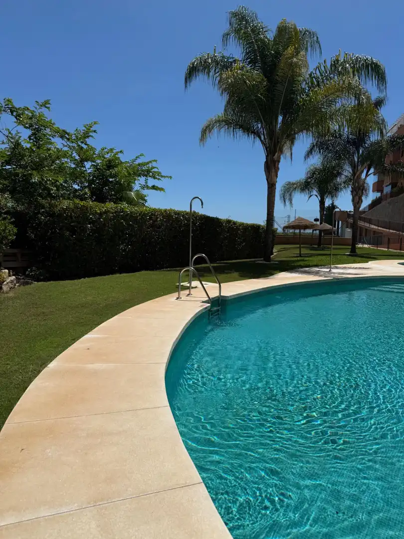 Piscina de Pis en venda en Rincón de la Victoria amb Aire condicionat, Calefacció i Jardí privat