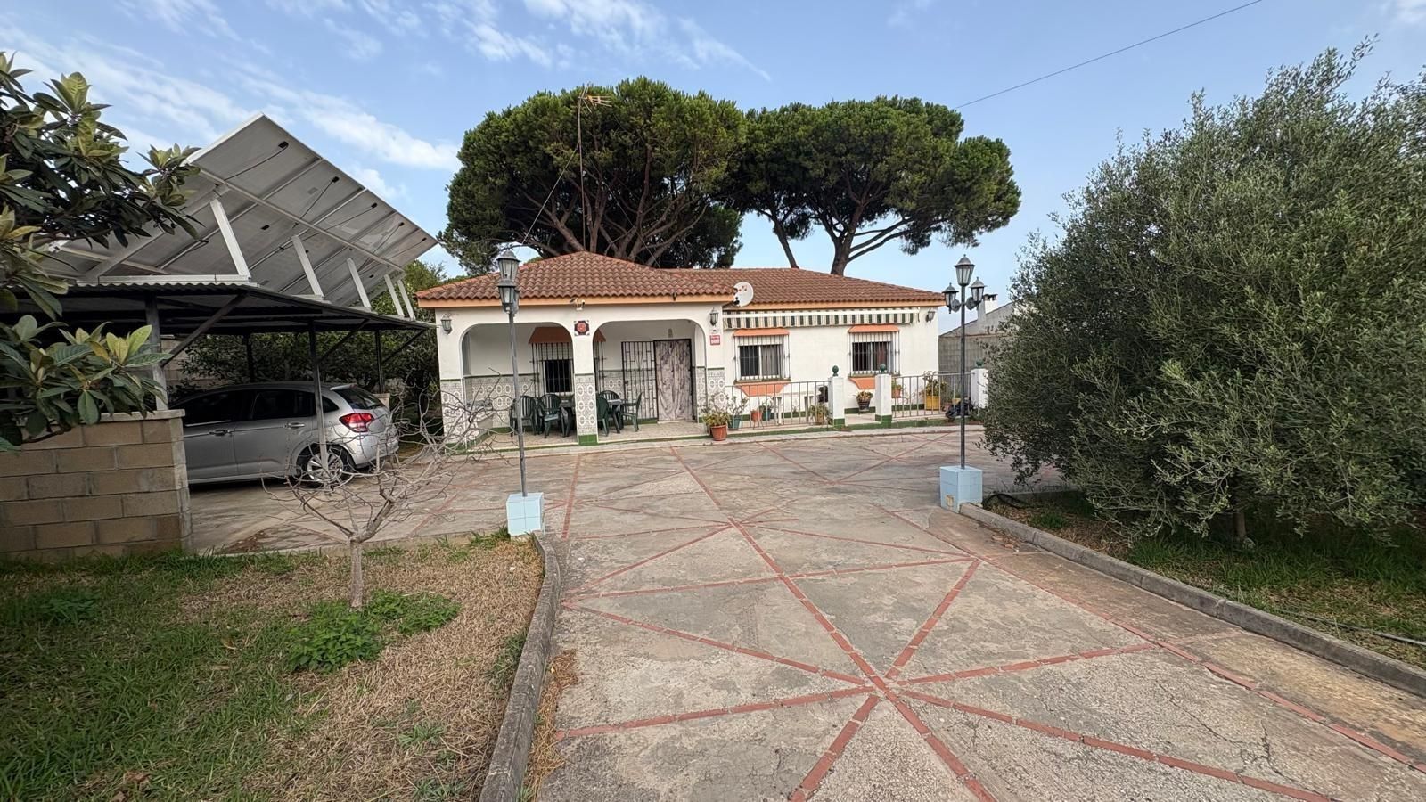 Vista exterior de Casa o xalet en venda en Chiclana de la Frontera amb Jardí privat, Terrassa i Traster