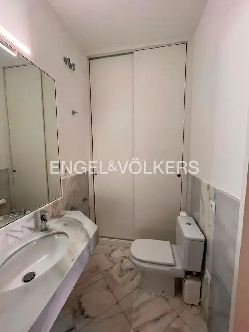 Bathroom of Flat for rent in Madrid  with Air Conditioner and Heating
