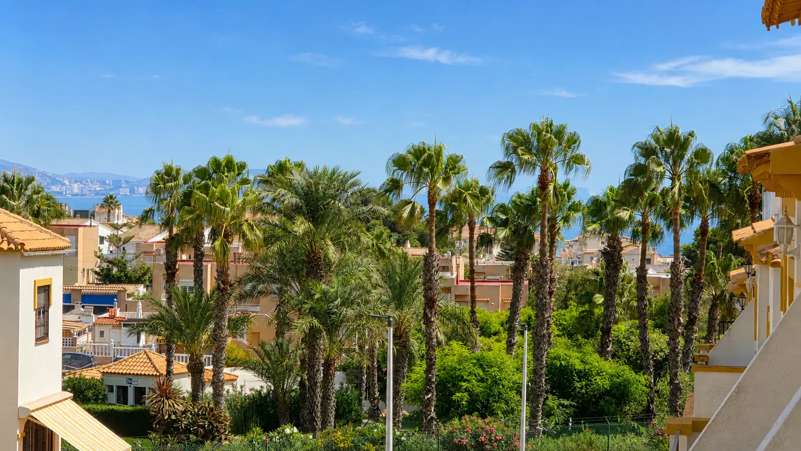 Außenansicht von Haus oder Chalet zum Verkauf in Santa Pola mit Klimaanlage, Heizung und Gemeinschaftspool