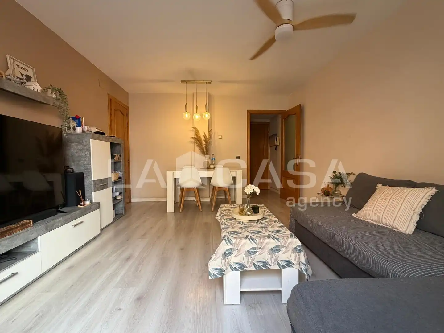 Sala d'estar de Pis en venda en Santa Coloma de Gramenet amb Terrassa i Balcó