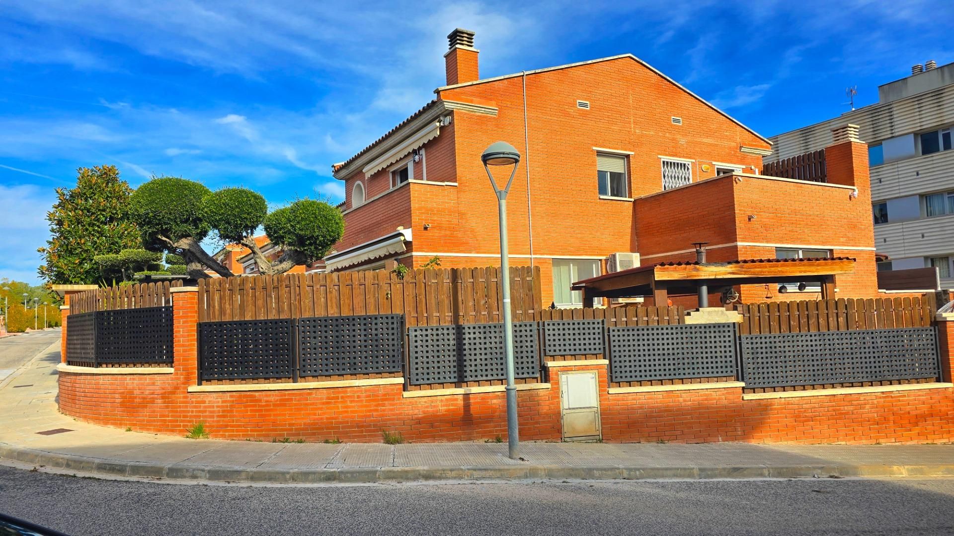 Vista exterior de Casa adosada en venda en Cunit amb Aire condicionat, Calefacció i Jardí privat