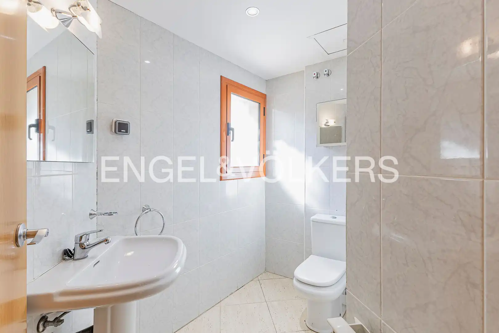 Baño de Casa o chalet de alquiler en Barcelona con Aire acondicionado, Calefacción y Jardín privado