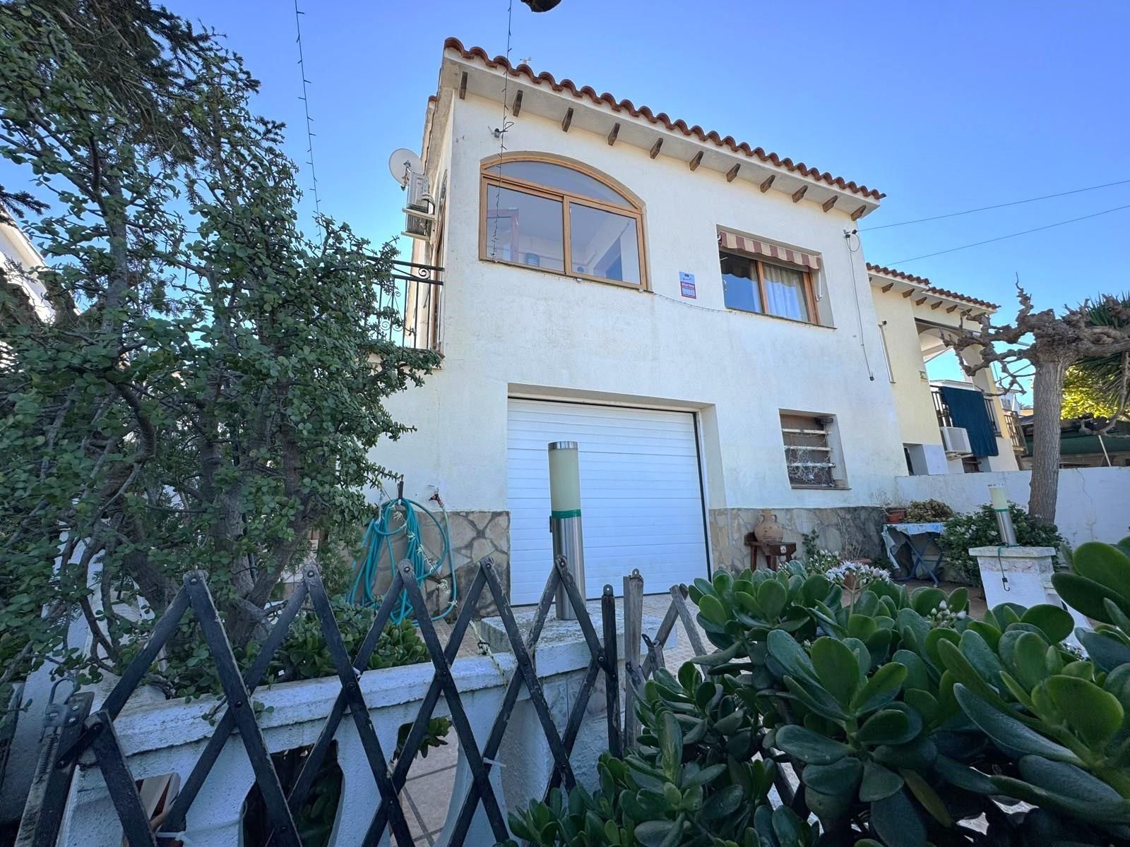 Vista exterior de Casa adosada en venda en Albinyana amb Aire condicionat, Calefacció i Jardí privat