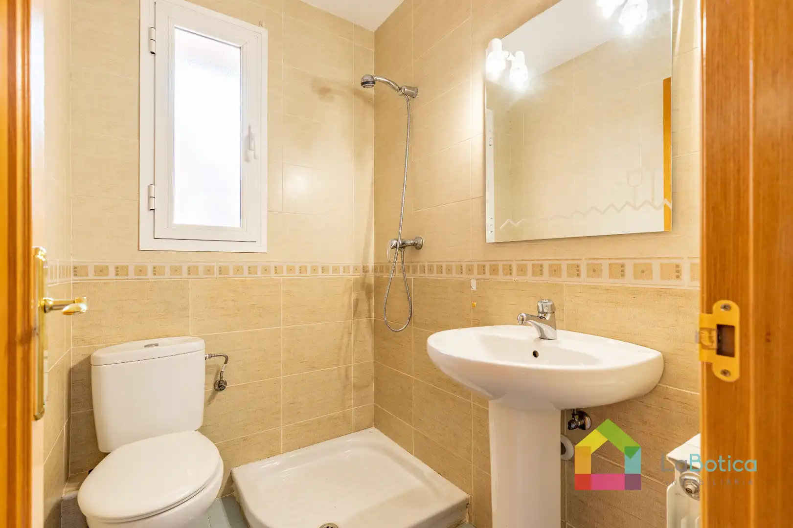 Baño de Casa adosada en venta en Burguillos de Toledo con Calefacción, Jardín privado y Terraza
