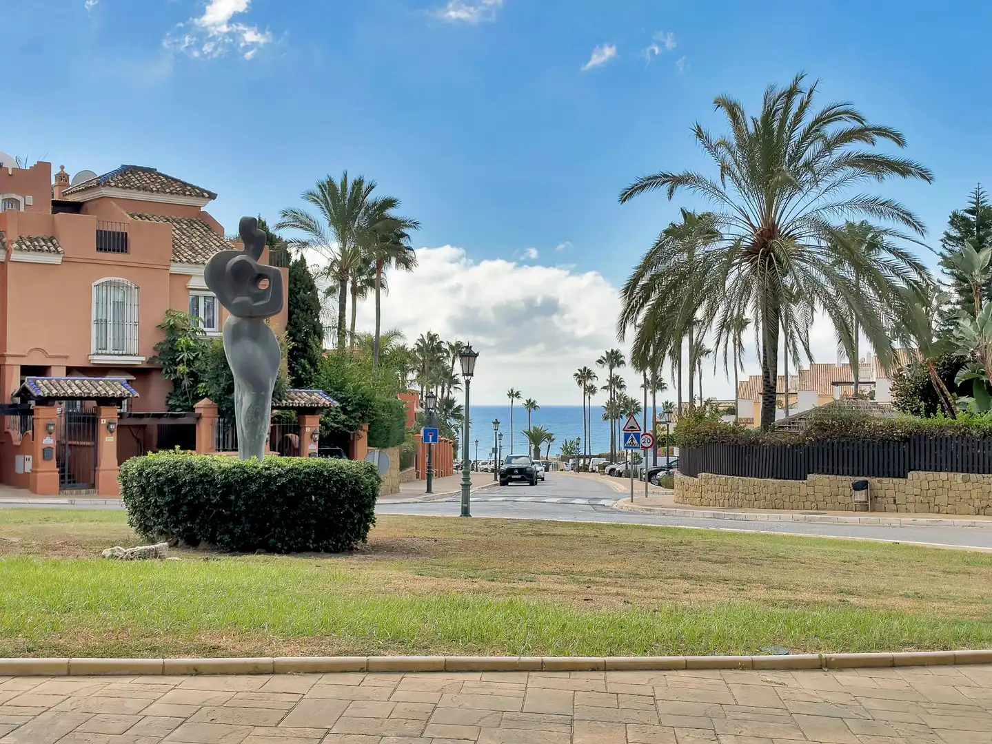 Vista exterior de Casa adosada en venta en Marbella con Jardín privado, Alarma y Piscina comunitaria